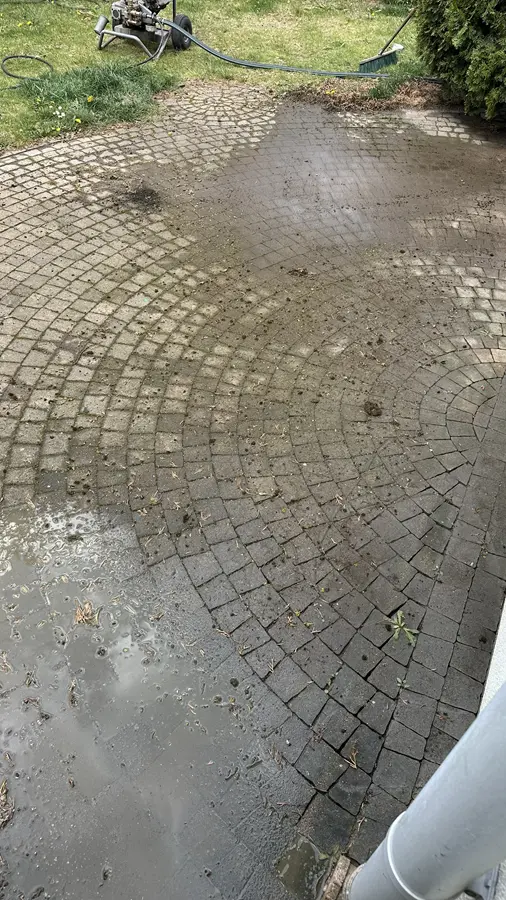 Kostka brukowa przed myciem przez PC Dach