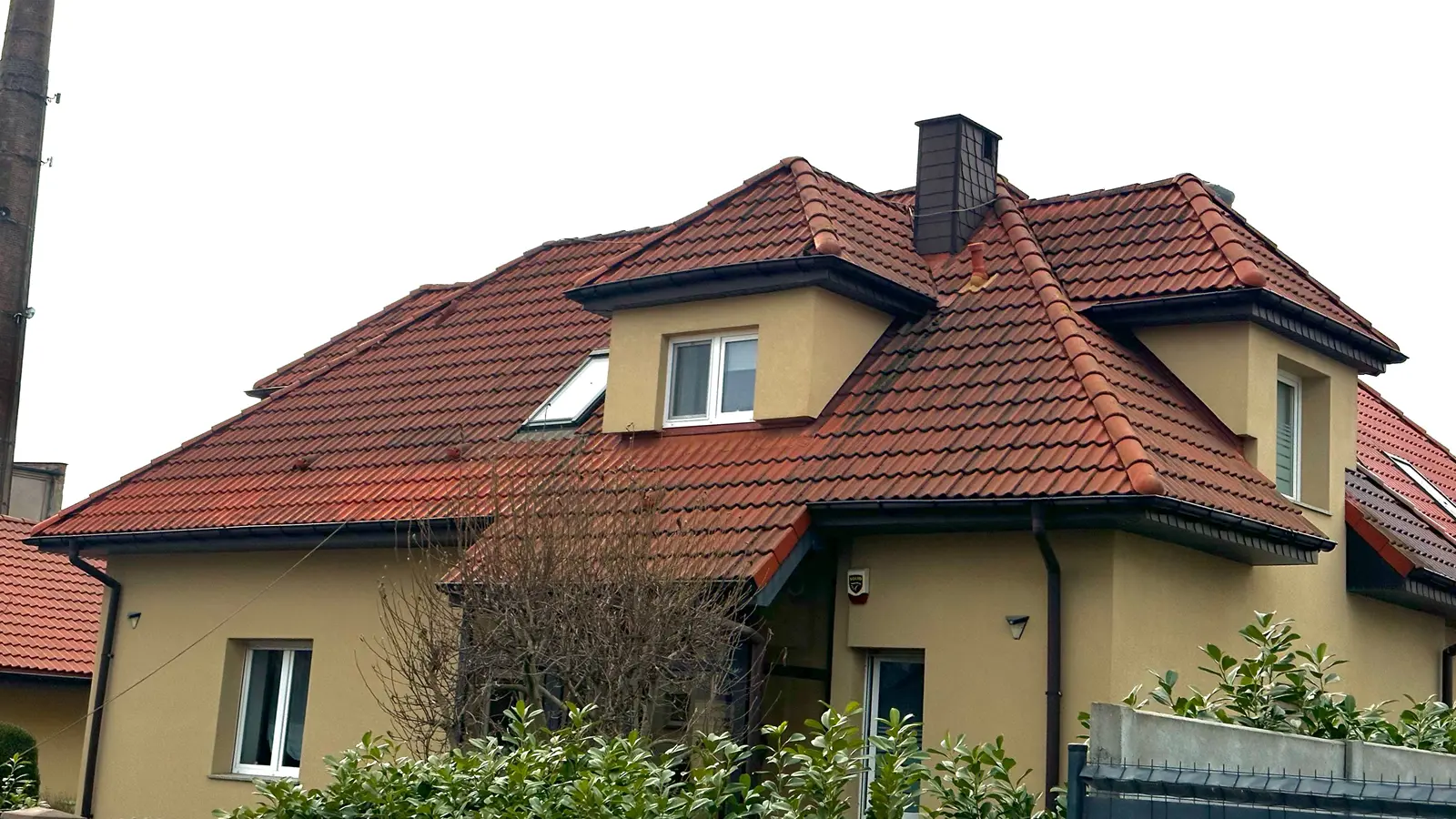 Dach domu jednorodzinnego przed myciem przez PC Dach